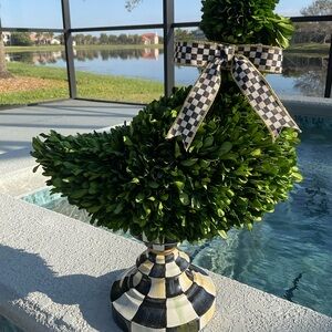 Mackenzie child duck topiary
